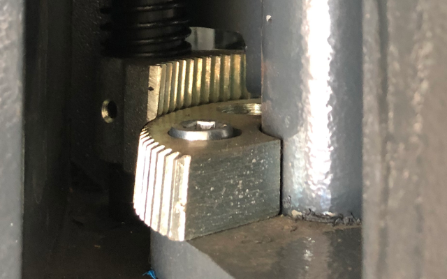 Безопасный подъем и опускание автомобиля