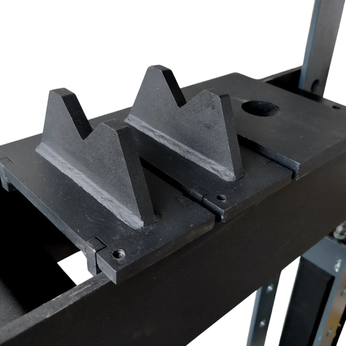 ОПОРНАЯ ПЛИТА И V-ОБРАЗНЫЕ ПРИЗМЫ В КОМПЛЕКТЕ