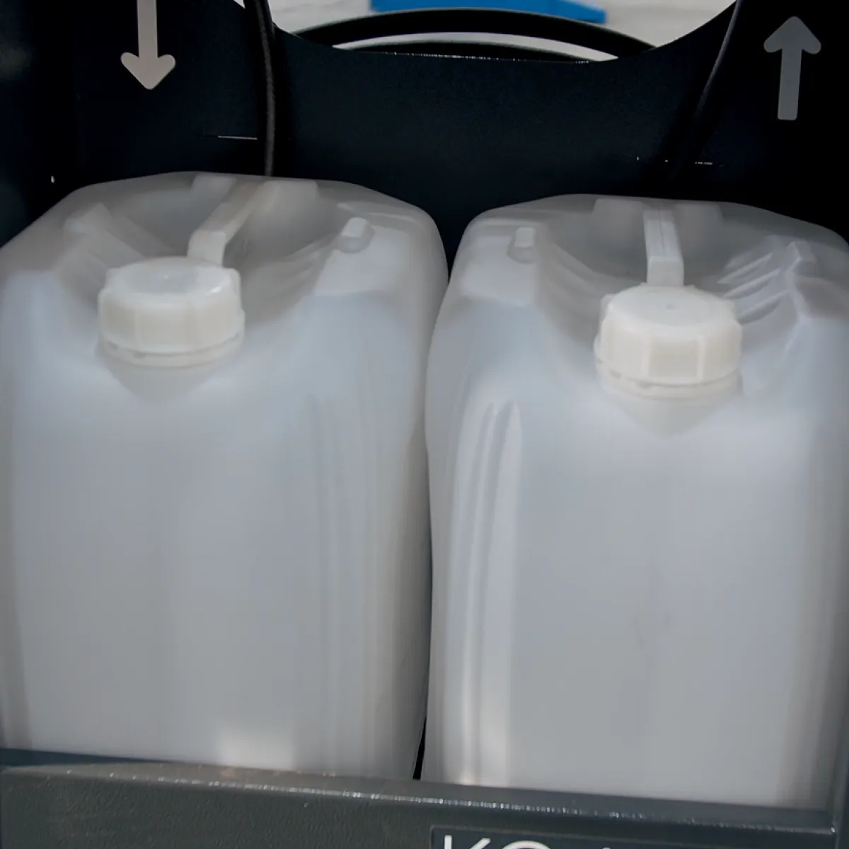 ОТДЕЛЬНЫЕ ВНЕШНИЕ ЕМКОСТИ ДЛЯ СЛИВА ОТРАБОТАННОЙ И ЗАПРАВКИ НОВОЙ ЖИДКОСТИ 