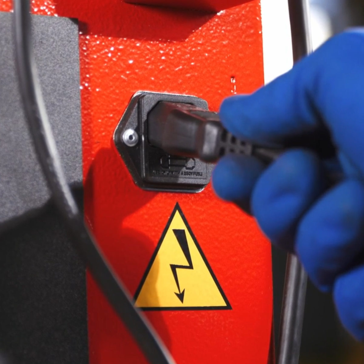 СТАНОК НАДЕЖНО ЗАЩИЩЕН ОТ СКАЧКОВ НАПРЯЖЕНИЯ